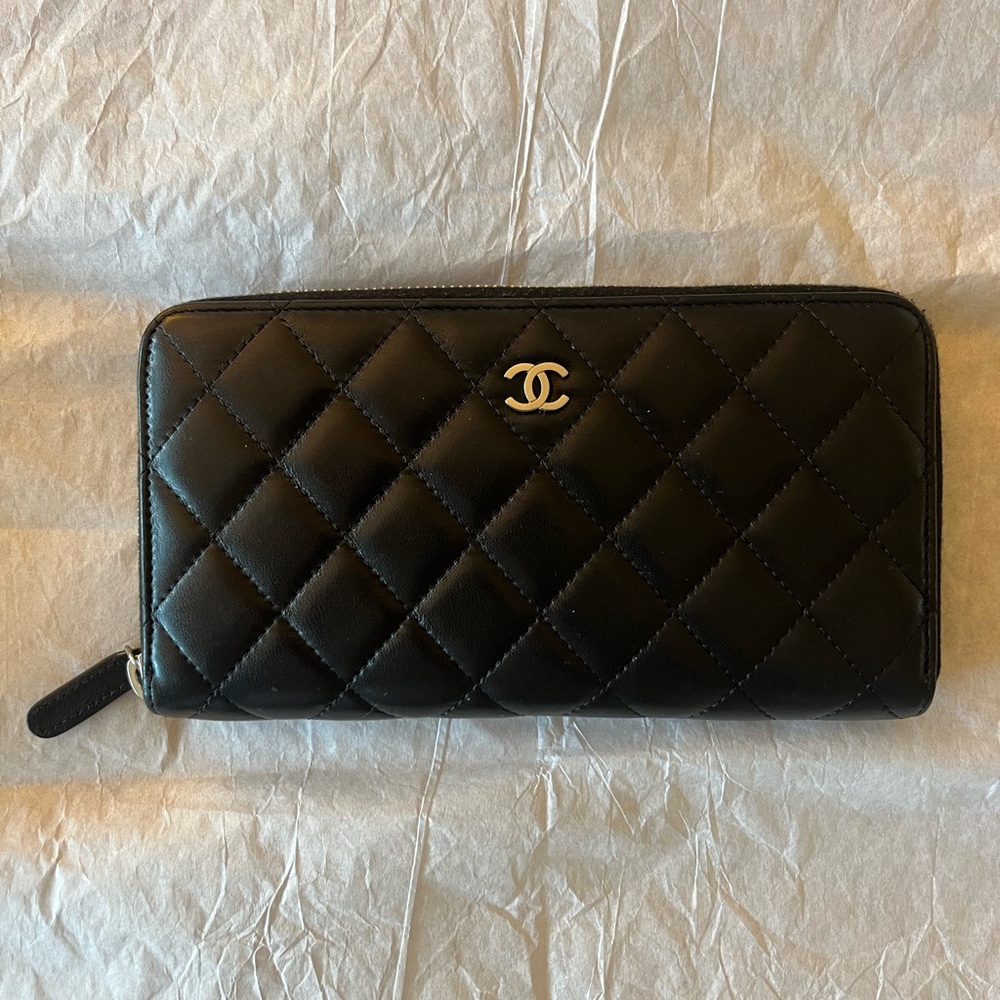 CHANEL
Black Lambskin Quilted Zip Wallet